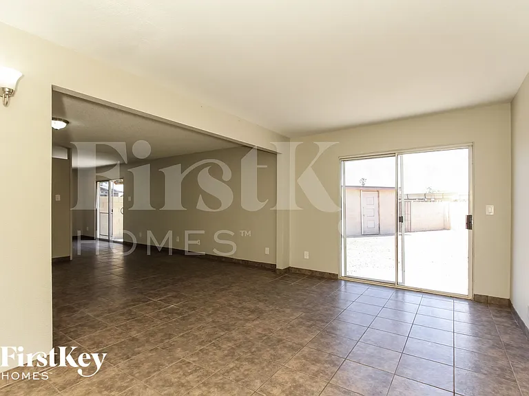 13857 N 48th Ave — Photo 3
