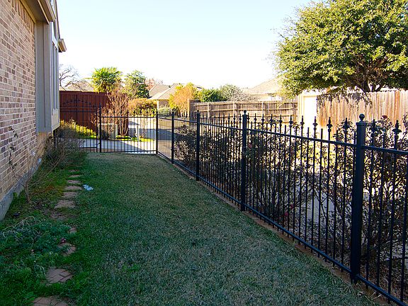 4th image of 2472 Bedford Cir