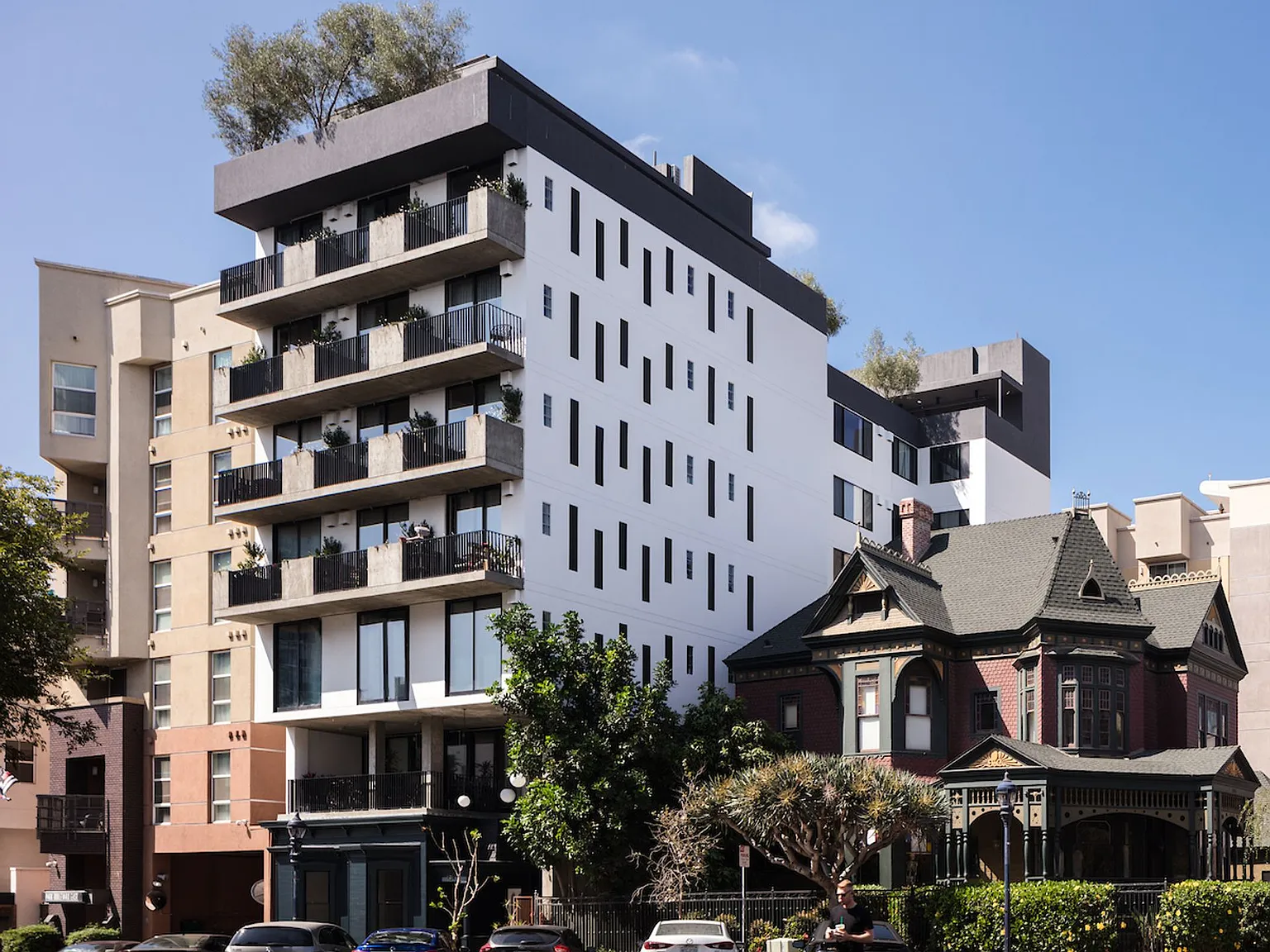 Ezabelle Apartments San Diego — Photo 2