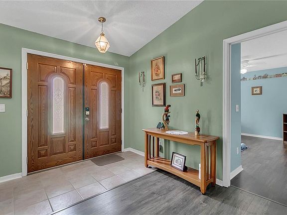 5th image of 315 Country Lakes Cir