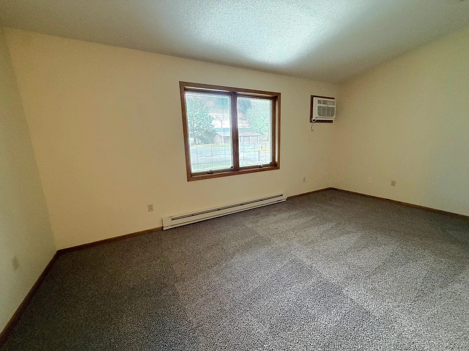 2 bed, 700 sqft, $895 — Photo 2