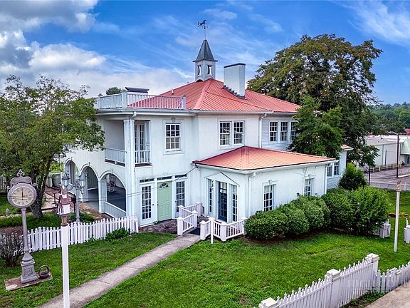 2nd image of 1010 SW College Avenue