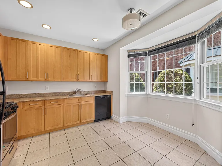 4C Nassau Dr — Photo 17