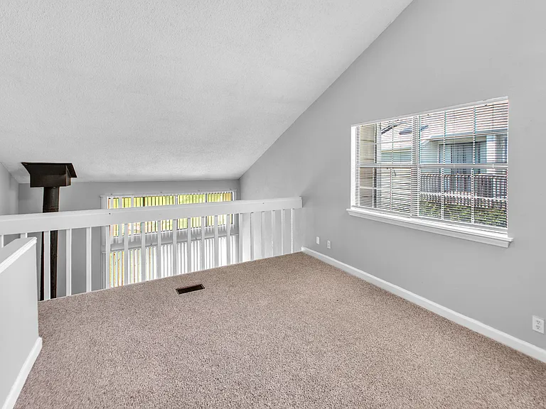 2230 W Newton St — Photo 4