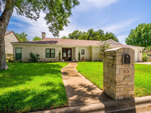 313 Meadowlakes Drive, Meadowlakes, TX 78654