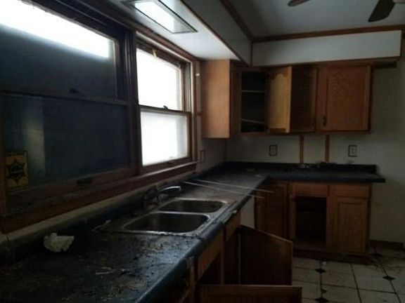3rd image of 407 Emery Ter