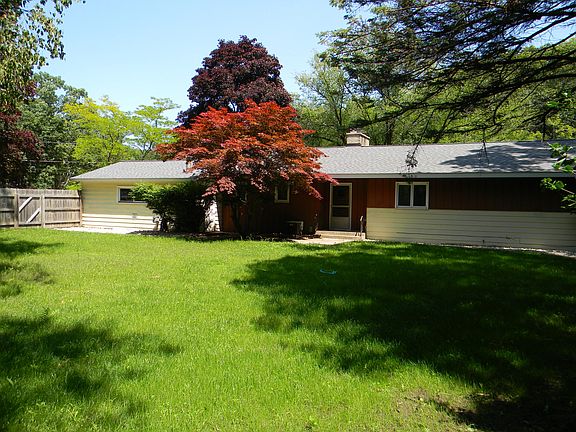 4th image of 920 Woodlawn St