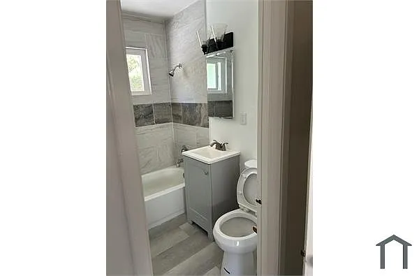 Building Photo - 230 E Montwood Ave #11