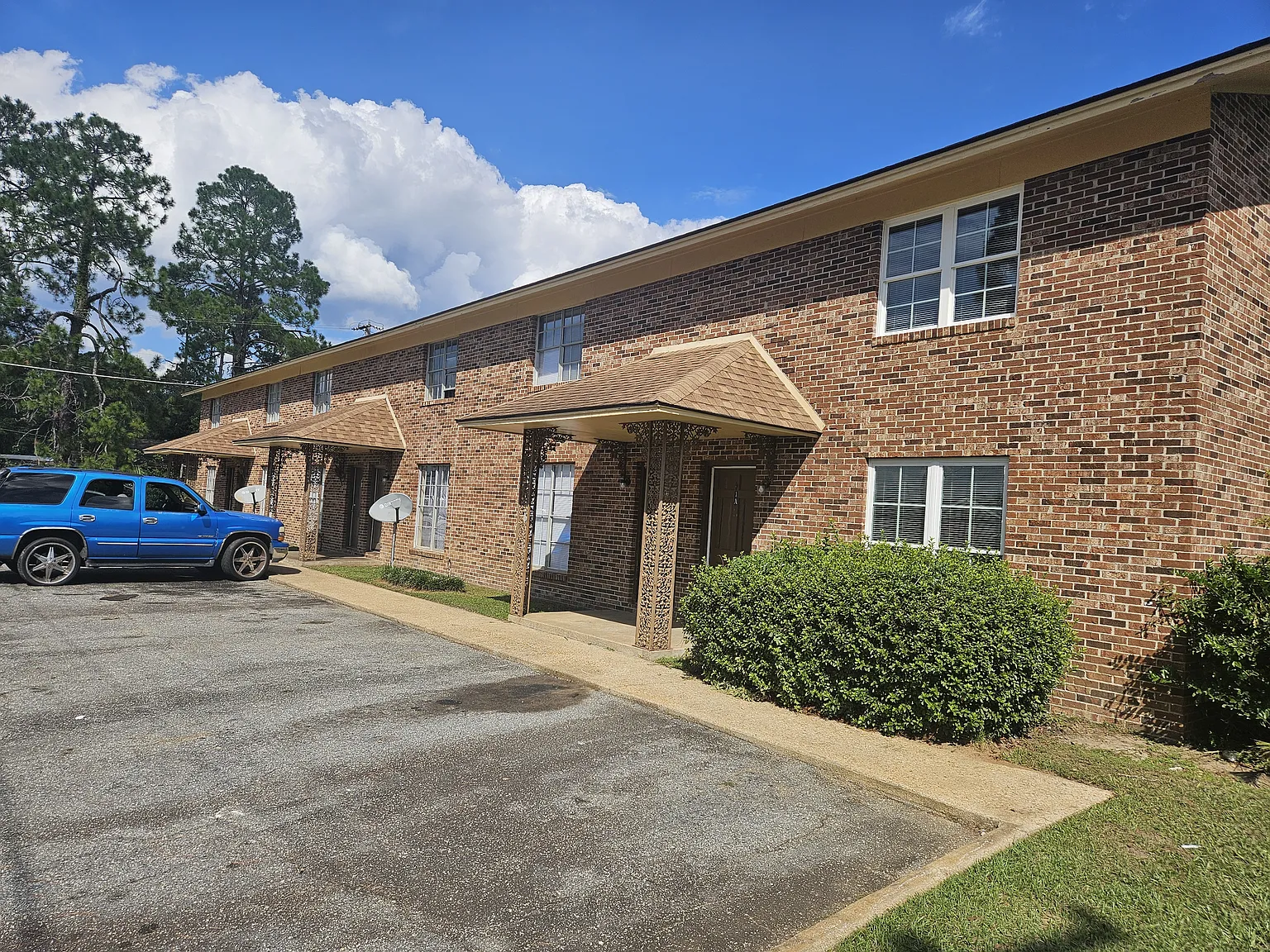2 bed, 1.5 bath, 1100 sqft, $750 — Photo 1