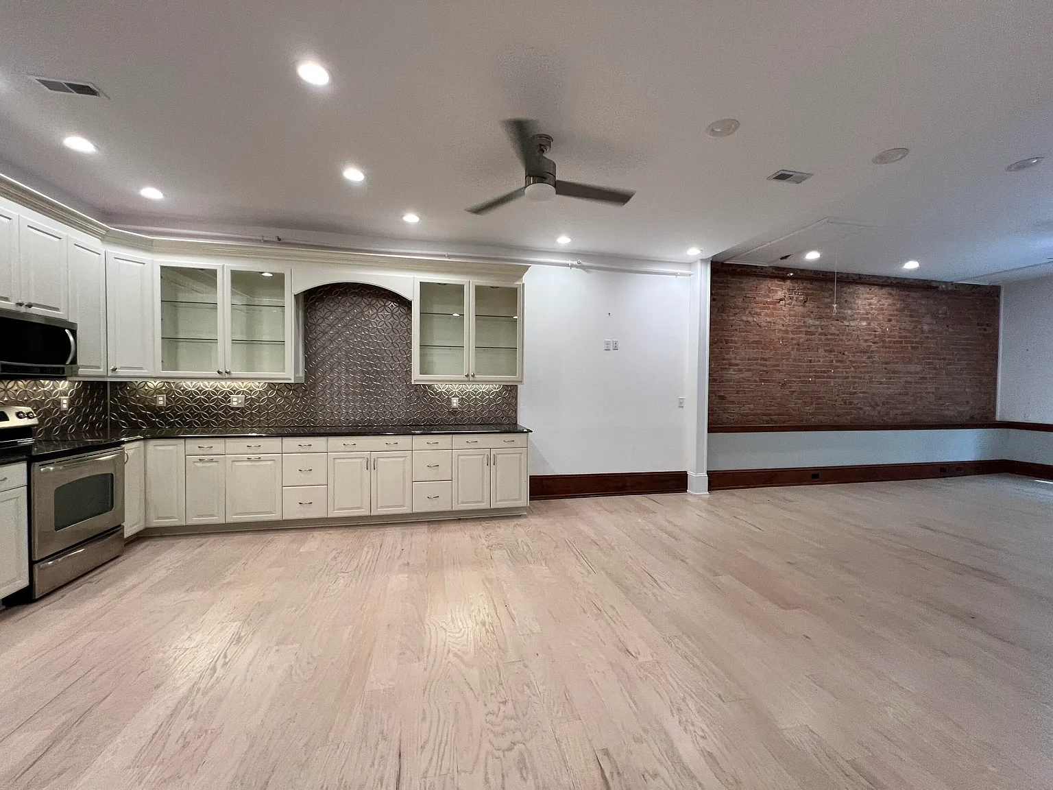 2 bed, 2.0 bath, 2200 sqft, $2,495 — Photo 2