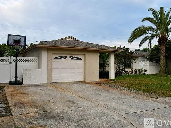8261 129th St N, Seminole, FL 33776