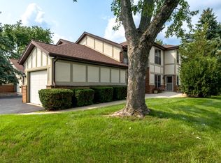 8110 S Forest Hills Cir, Franklin, WI 53132
