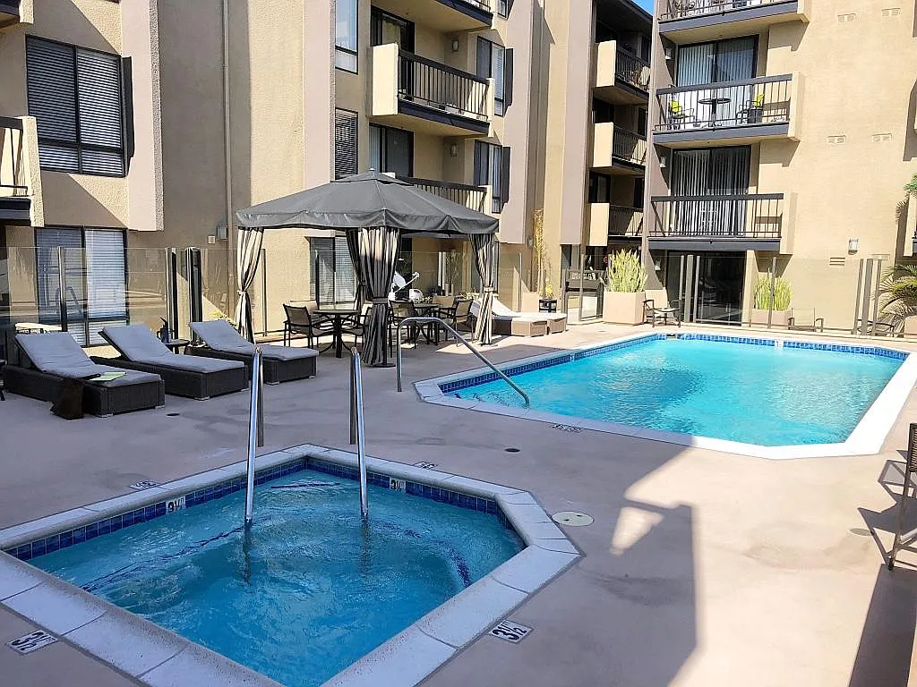 Pool and Spa - 7320 Hawthorn Ave #2