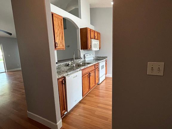 3rd image of 124 Heathrow Dr