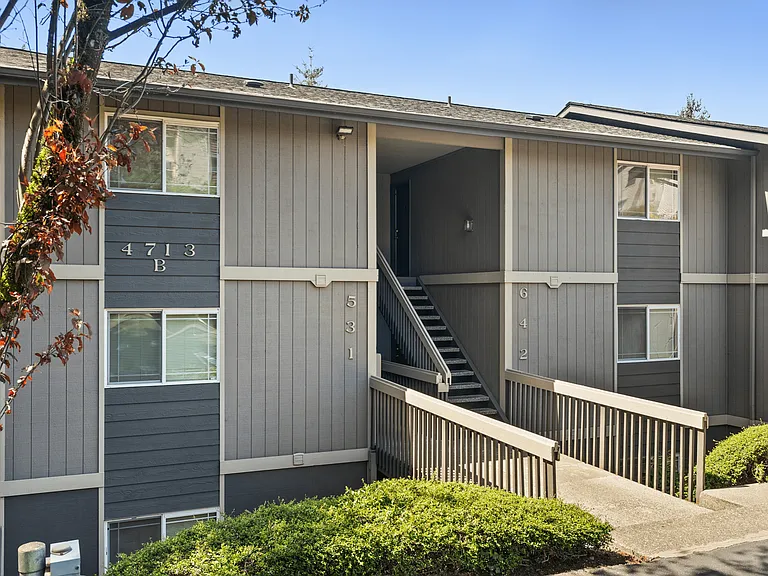 Apartment Building l Warner Park Apartments l Tacoma, WA