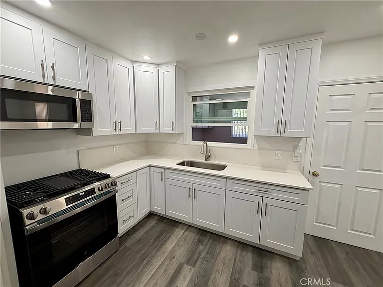 2428 Vasquez Pl — Photo 10