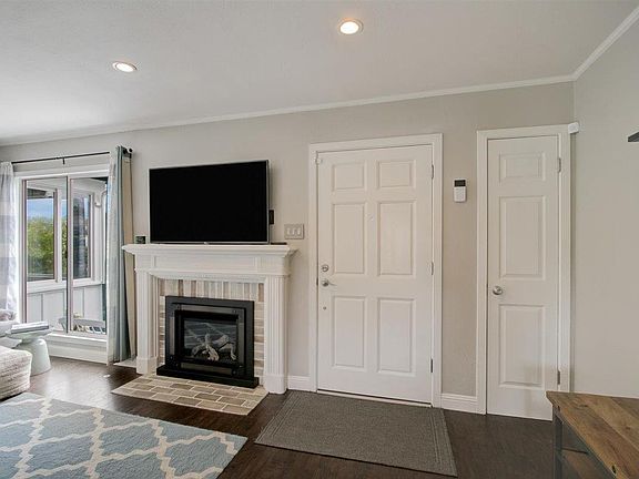 3rd image of 1424 Sweetwood Dr