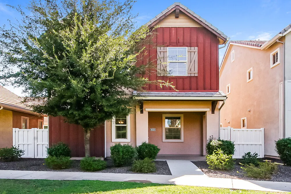 3 bed, 2.5 bath, 2129 sqft, $2,520 — Photo 1