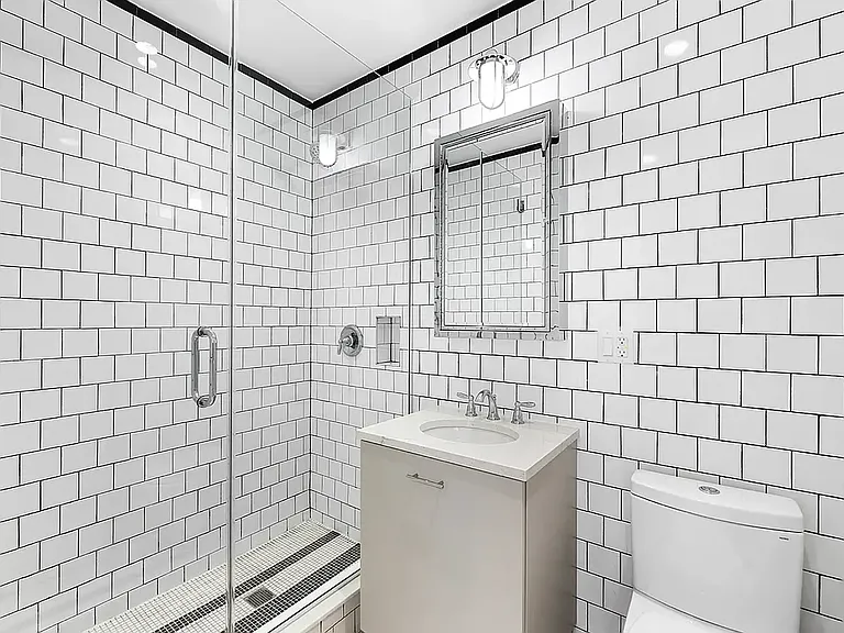 199 W 10th St #L1 — Photo 9