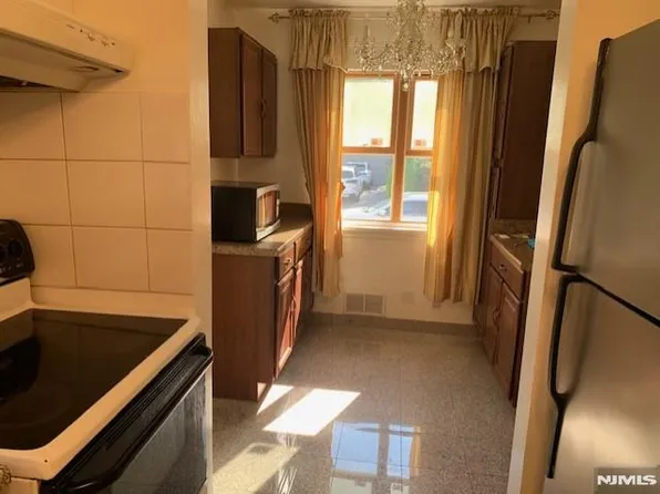 279 Slocum Way image 8 of 15