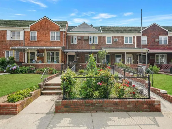 61-42 82nd Place, Middle Village, NY 11379