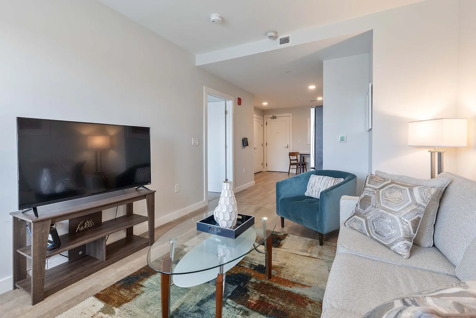 1 bed, 1.0 bath, 602 sqft, $6,664 — Photo 2