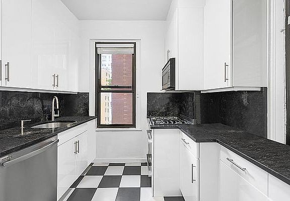5th image of 1033 Lexington Ave #5C