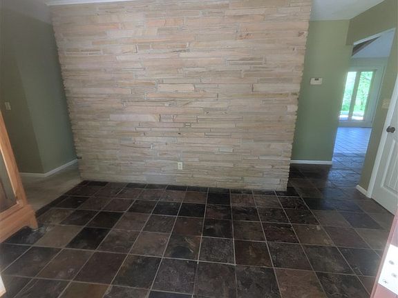 2nd image of 714 W Lakeshore Dr
