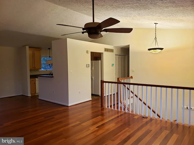 724 Hillcrest Dr — Photo 5