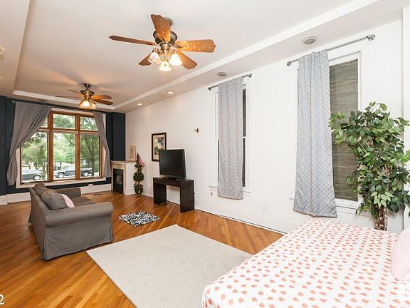 3rd image of 1422 N Western Ave #614