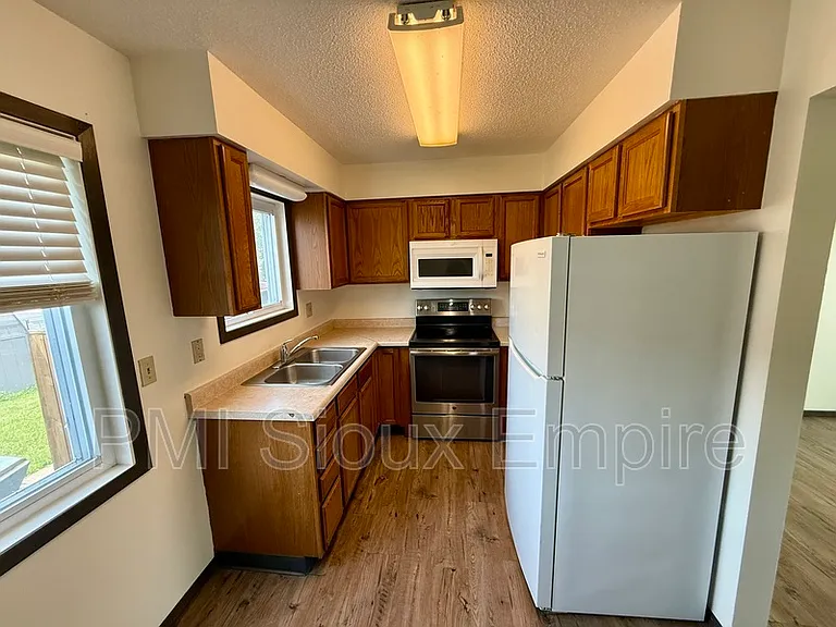 614 E 6th St — Photo 5