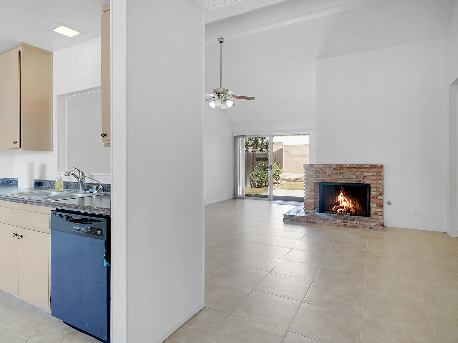 3 bed, 1139 sqft, $3,400 — Photo 4