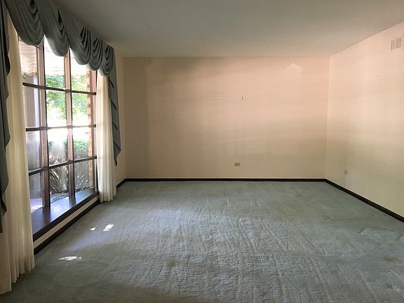 5th image of 622 Edgebrook Dr