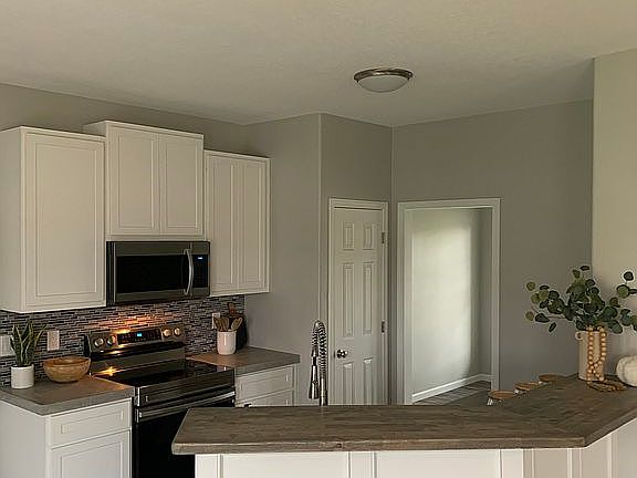 4th image of 1490 SE Florence Dr