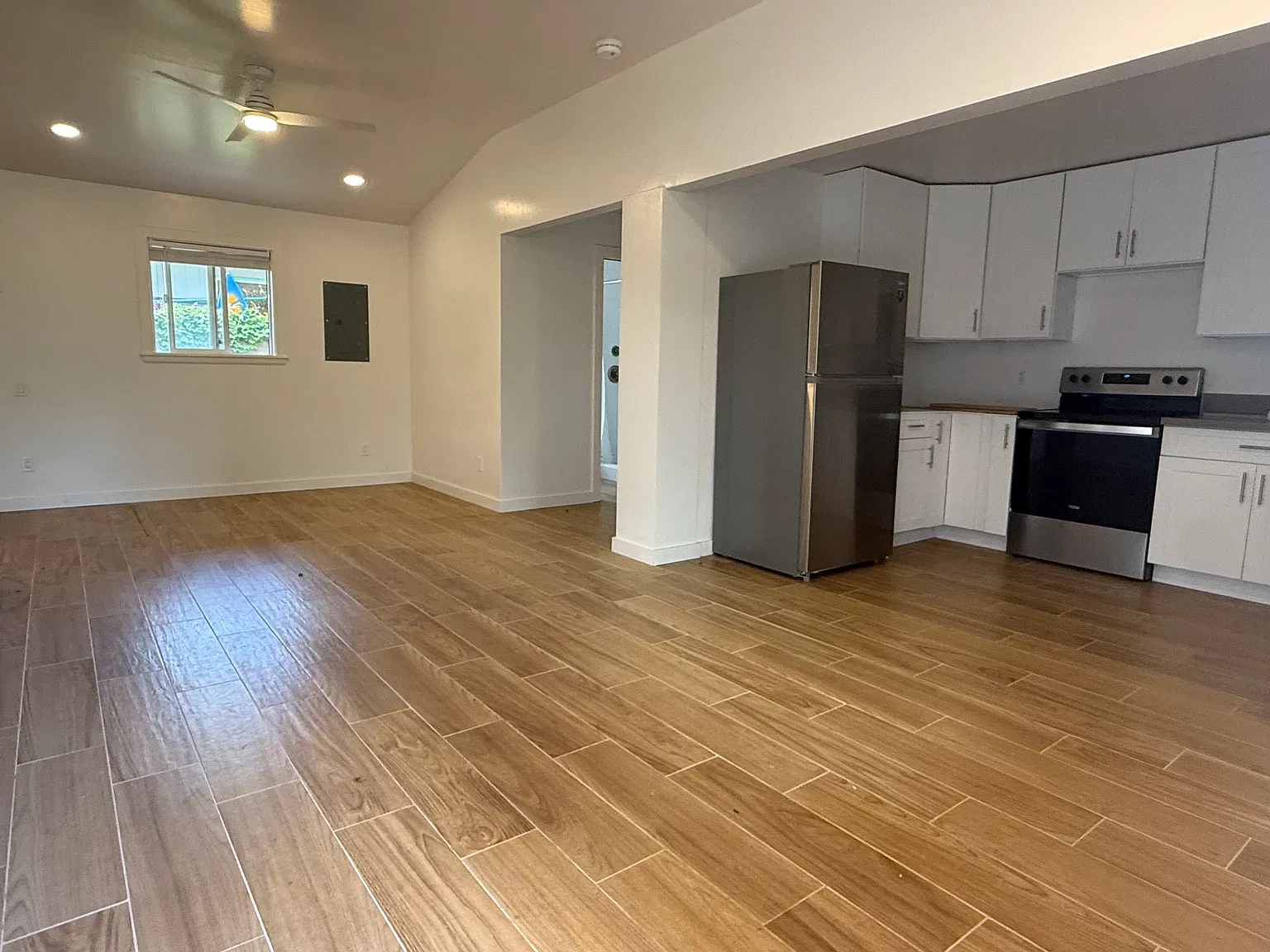 Studio, 700 sqft, $2,250 — Photo 2