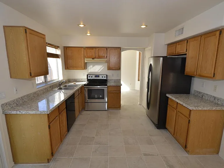 630 N Diane Ct — Photo 5