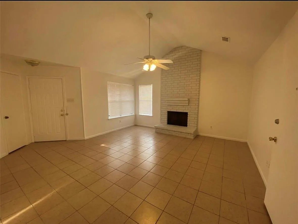 3 bed, 2.0 bath, 971 sqft, $1,530 — Photo 4