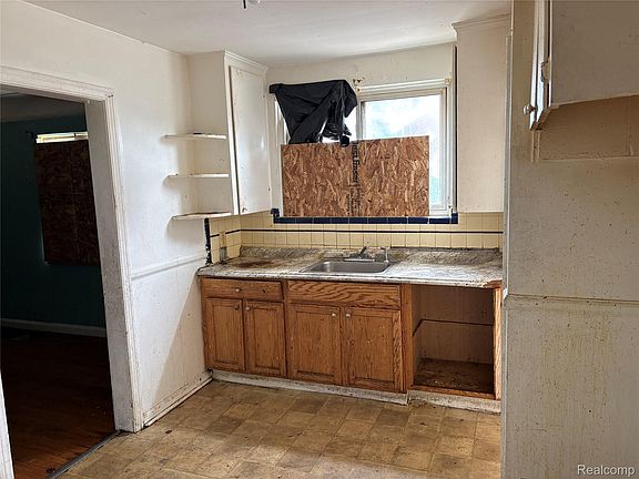 2nd image of 11316 College St