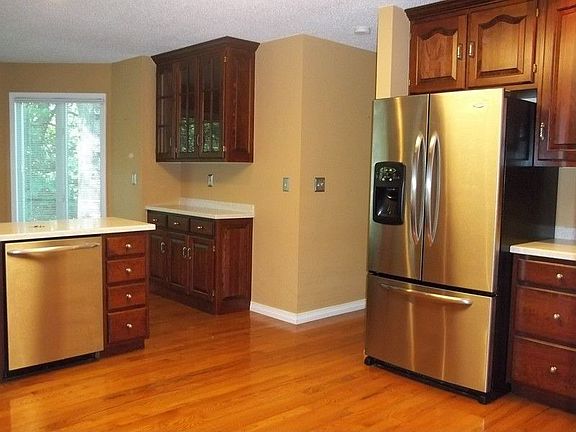 3rd image of 3101 Oakwood Dr