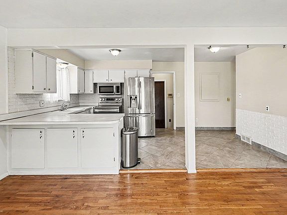 3rd image of 33221 Clifton Dr