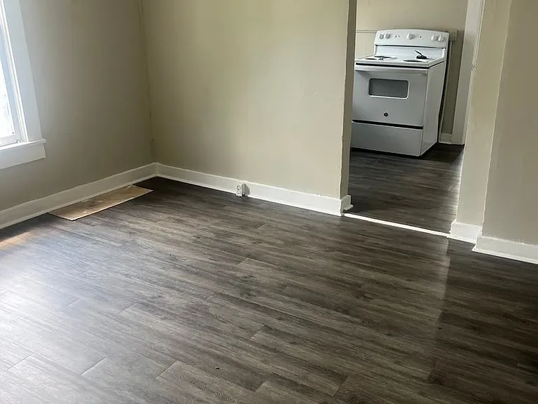 605 Woodford Ave — Photo 7