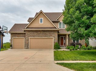 4110 127th St, Urbandale, IA 50323
