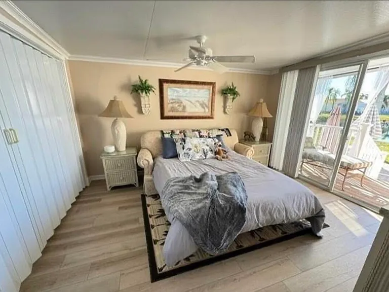 2048 Crystal Lake Dr — Photo 4