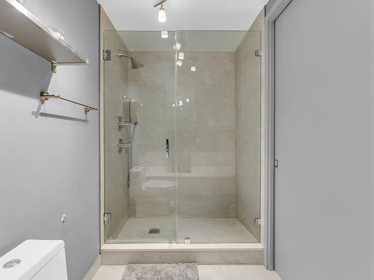 488 NE 18th St #2104 — Photo 23