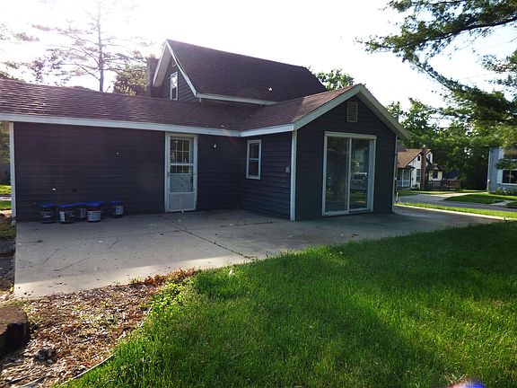 2nd image of 1221 W Delavan Dr