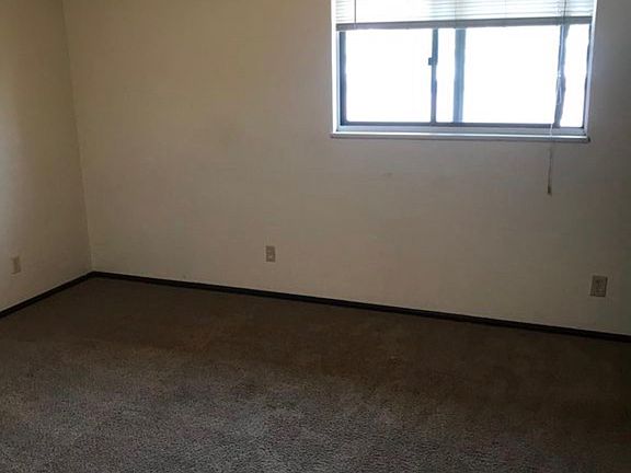 5th image of 1720 Cambridge Dr APT 2