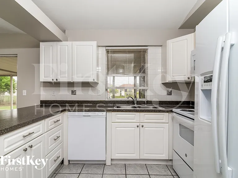 222 NW 28th Ct — Photo 6