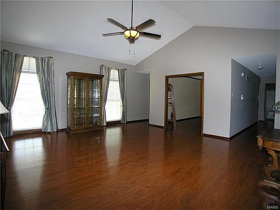 4th image of 132 Staehle Ct