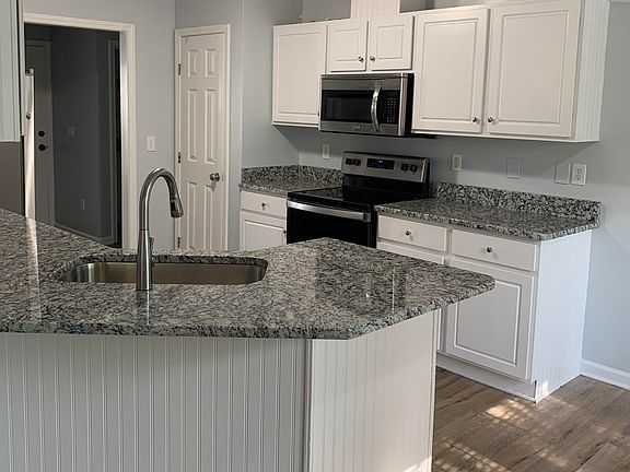 5th image of 302 Knoll Cir