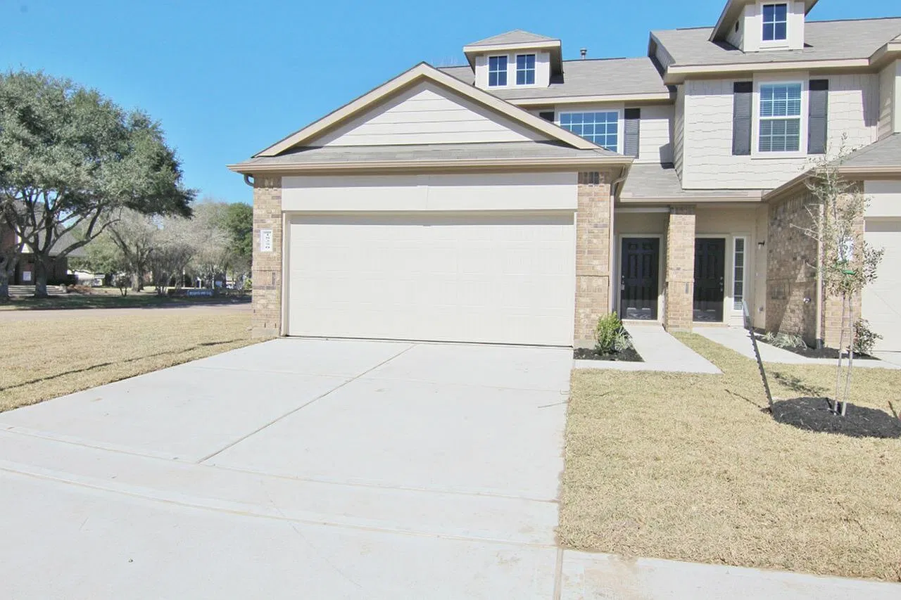 Brenwood Manor — Photo 1